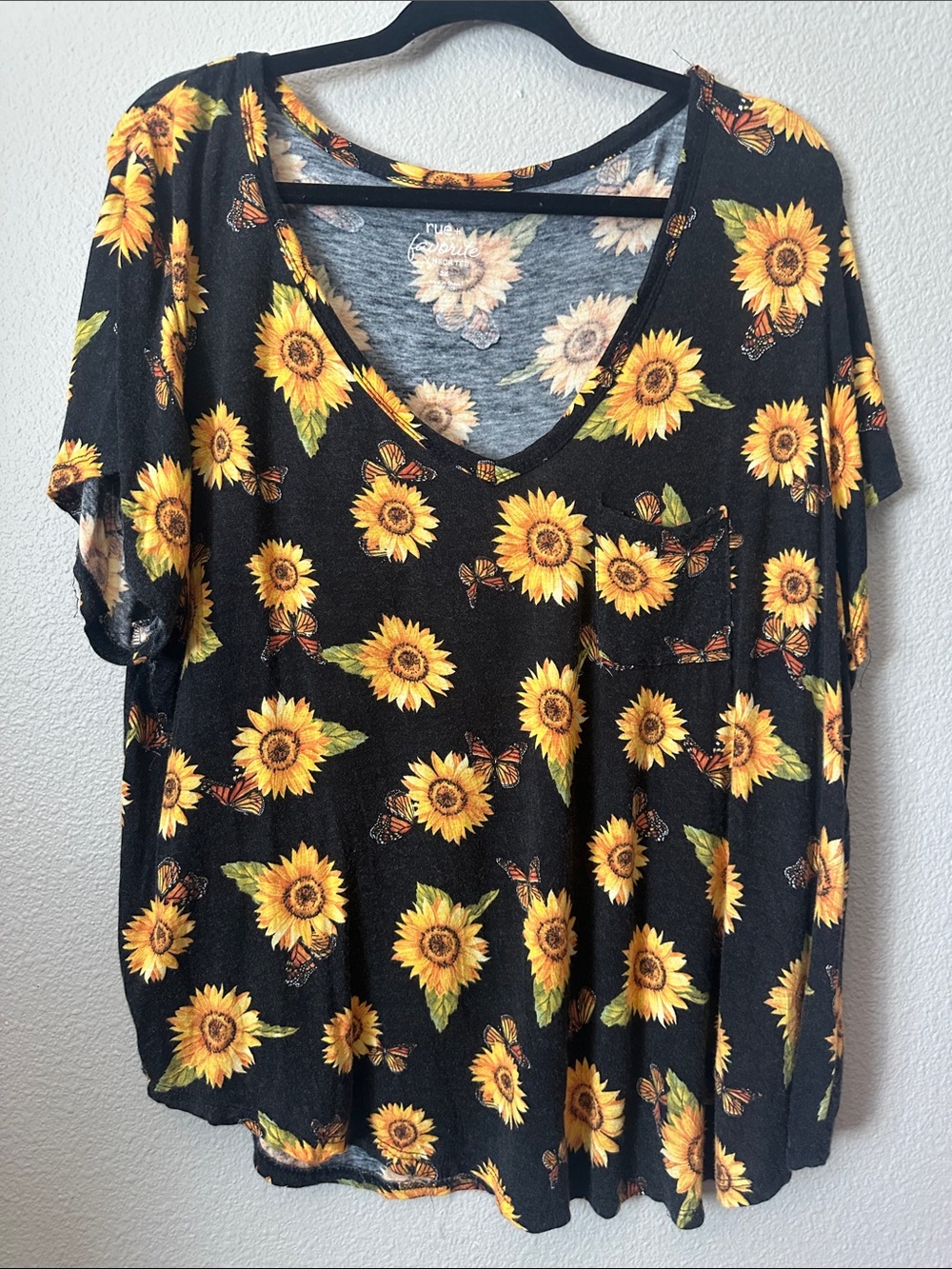 T -Shirt Sunflower-Print One Pocket Black V-Neck 2X  Rue+